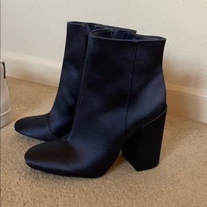 5.5 Jessica Simpson perfect Navy bootie